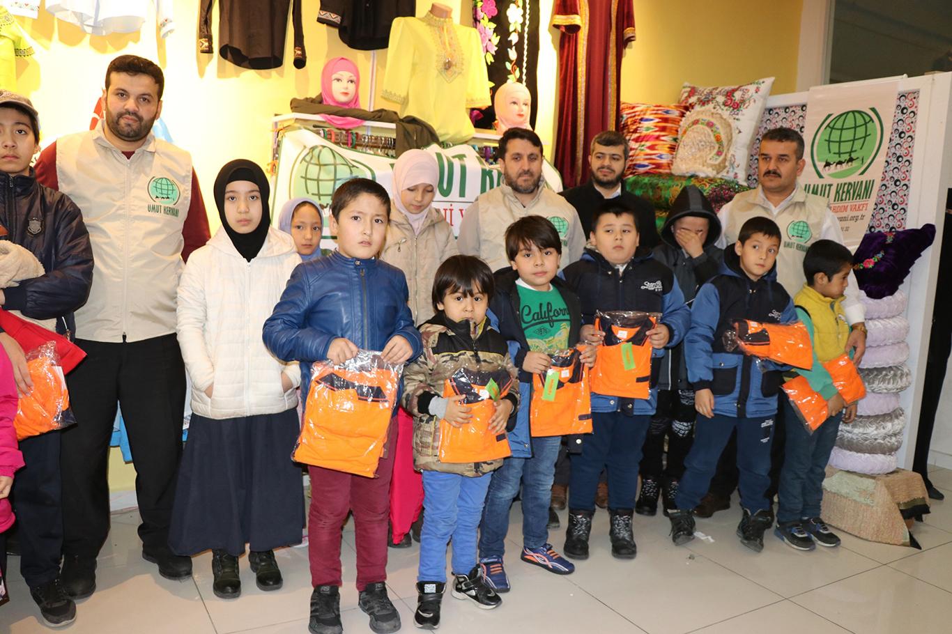 Umut Kervanı Vakfı Doğu Türkistanlı yetimleri giydirdi
